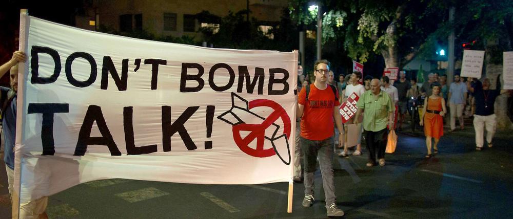 Linke Demonstranten gegen in Israel gegen den aktuellen lockere Kriegs-Diskurs auf die Straße.