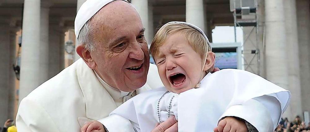 Papst Franziskus mit einem Faschingspapst.