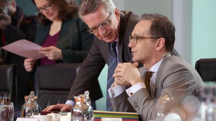 Bundesinnenminister Thomas de Maiziere (Mitte, CDU) und Bundesjustizminister Heiko Maas (SPD) einigten sich auf die Verschärfung des Ausweisungstrafrechts.
