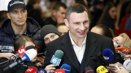 Vitali Klitschko, Ex-Boxer und Bürgermeister von Kiew, ist am Wahltag umringt von Mikrofonen.