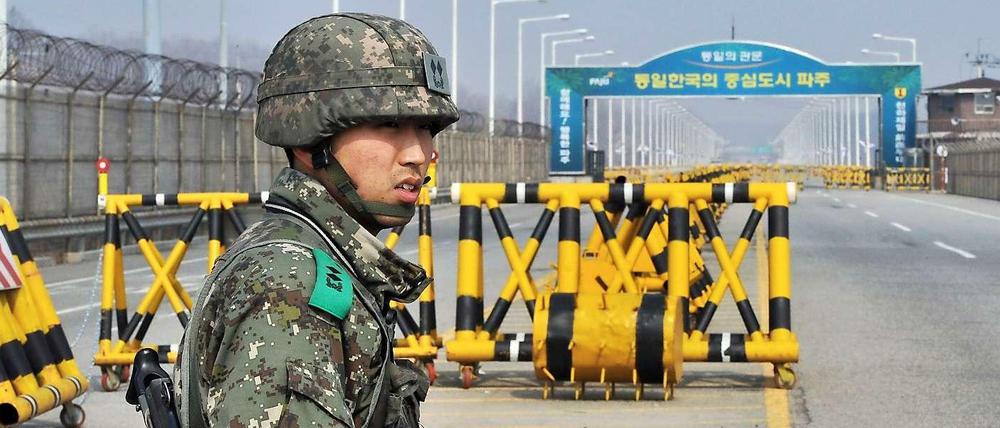 Ein südkoreanischer Soldat überwacht den Übergang zur entmilitarisierten Zone, die die beiden Koreas trennt.
