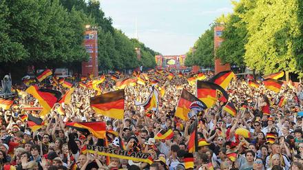 Die Geburtsstunde der "neuen Deutschen", während der WM 2010 auf der Fanmeile in Berlin. Der neue Deutsche ist selbstbewusster, geliebt werden will er trotzdem unbedingt.