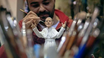 Mal dir deinen Papst: In Neapel bemalt der Künstler Genny Di Virgilio, der auf Krippenfiguren spezialisiert ist, eine Franziskus-Figur.
