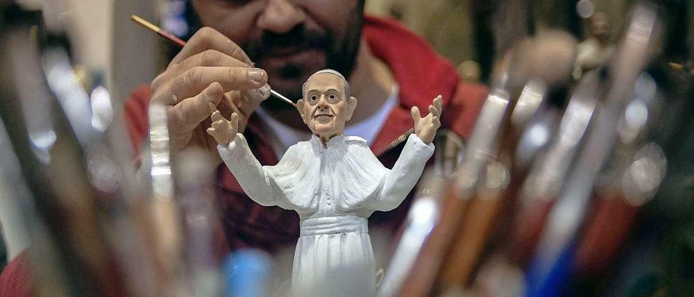 Mal dir deinen Papst: In Neapel bemalt der Künstler Genny Di Virgilio, der auf Krippenfiguren spezialisiert ist, eine Franziskus-Figur.