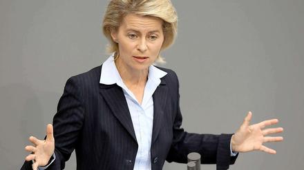 So viel zusätzlich. Ursula von der Leyen erklärt im Bundestag ihr Modell der Zuschussrente.