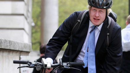 Londons Bürgermeister Boris Johnson mit Fahrrad und Helm.