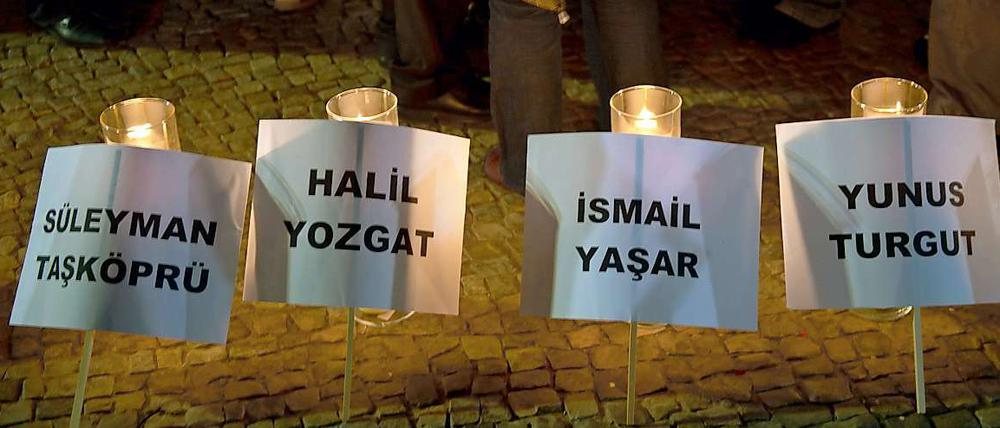 Bei einer Mahnwache der Türkischen Gemeinde in Berlin wird an die Opfer der rechtsextremen Terrorgruppe erinnert.