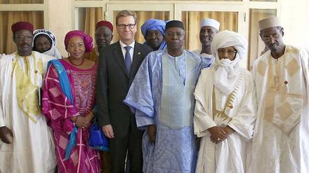 Gruppenbild mit Retter? Außenminister Guido Westerwelle traf bei seiner Mali-Reise Vertreter der Interimsregierung. Deutschland will sich an einem Militäreinsatz in dem Land beteiligen.