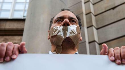 Mundtot. Ein Pro-Mansur-Demonstrant am Montag vor dem Berliner Landgericht