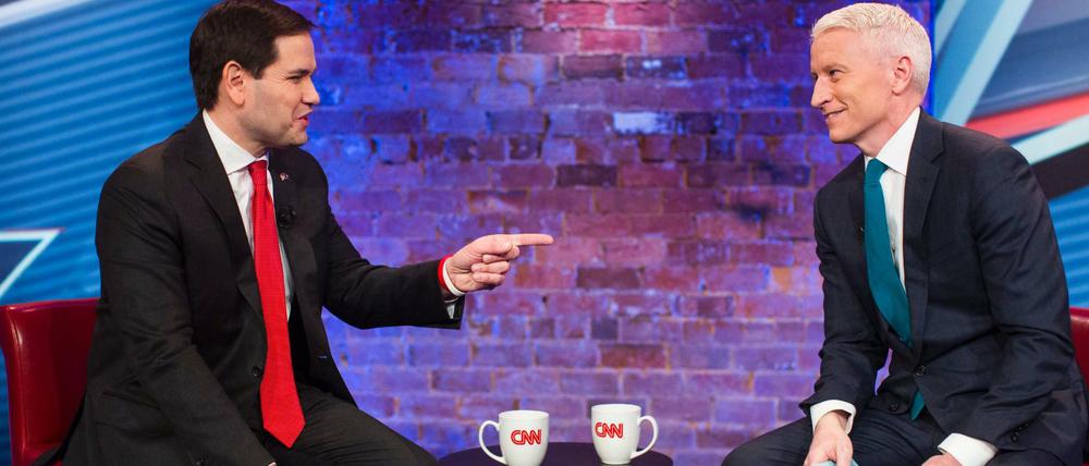 Der republikanische Präsidentschaftskandidat Marco Rubio (l.) spricht bei sogenannten "Townhall Meeting" mit CNN-Moderator Anderson Cooper. 