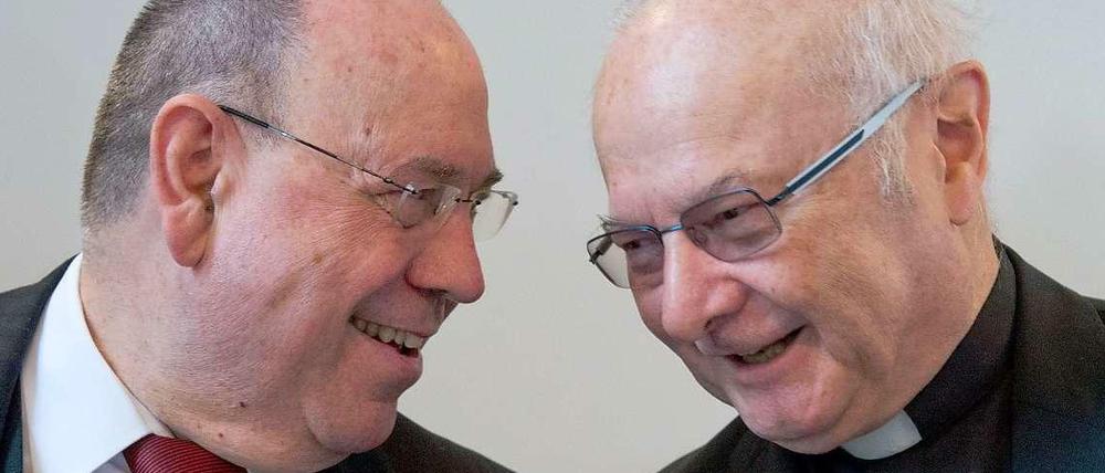 Erzbischof Robert Zollitsch (rechts), der Vorsitzende der Deutschen Bischofskonferenz und der Vorsitzende der EKD in Deutschland, Nikolaus Schneider.