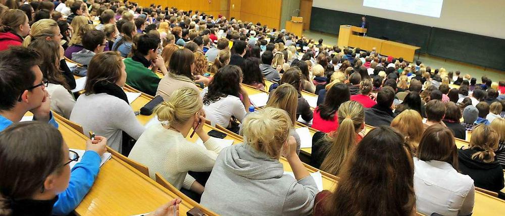 Studierende an der Universität Tübingen - die Grünen Baden-Württemberg erwägen Gebühren für ausländische Studierende.