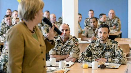 Alles hört auf ihr Kommando. Angela Merkel vor Bundeswehrsoldaten.