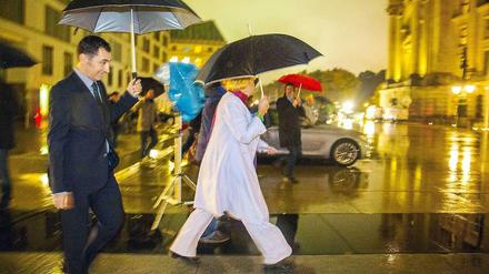 Eiligen Schrittes voran - nur: In welche Richtung eigentlich? Cem Özdemir und Claudia Roth eilen nach den Sondierungsgesprächen mit der Union am Donnerstag im Regen aus dem Reichstagsgebäude.
