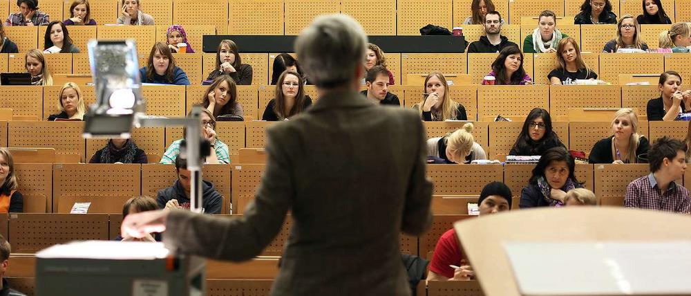 Nur 19 Prozent aller Professoren an deutschen Universitäten sind Frauen. Die Universität Leipzig führt dennoch oder gerade deswegen nun das generische Femininum ein.