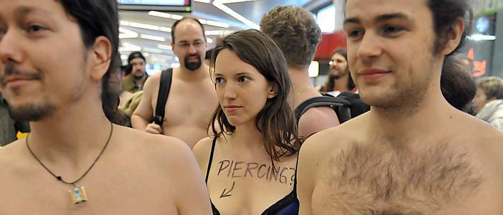 Das  Bild zeigt mehrere junge Männer und Frauen, die nackt bis auf die Unterwäsche 2010 am Flughafen Tegel gegen den Einsatz von Nacktscannern protestiert haben.