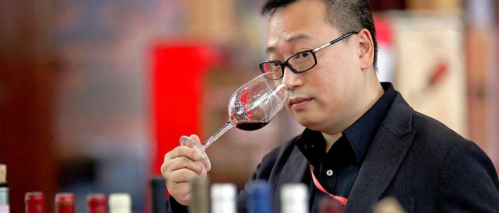 Bald unerschwinglich, sogar für wohlhabende Chinesen? Ein Mann probiert Wein auf dem International Shanghai Wine Trade Fair. China droht, Strafzölle auf europäischen Wein zu erheben, nachdem die EU dasselbe mit Solarpanelen aus China getan hat.