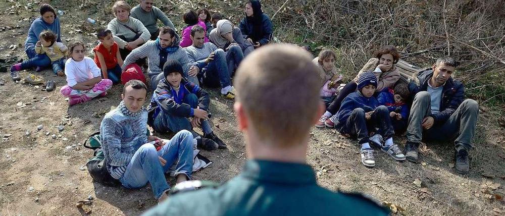 Das Ende einer Flucht: Ein Grenzbeamter bewacht eine Gruppe syrischer Flüchtlinge, die an der türkisch-bulgarischen Grenze aufgegriffen wurden.
