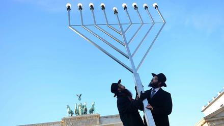Rabbiner errichten 2012 eine Chanukkia zur Vorbereitung der Chanukkawoche in Berlin. In diesem Jahr beginnt Chanukka am 28. November.