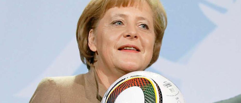 Merkel ist am Ball, aber wie lange noch? Die Kanzlerin muss in der Euro-Krise handeln, statt immer nur Nein zu sagen. 