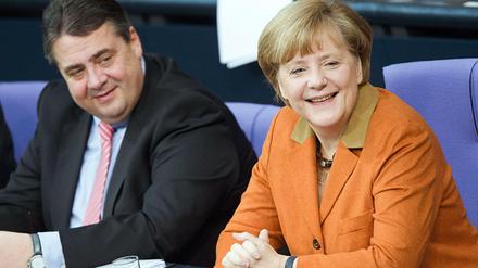 Sigmar Gabriel und Angela Merkel zeigen sich höchst zufrieden mit den bisherigen Ergebnissen den GroKo.