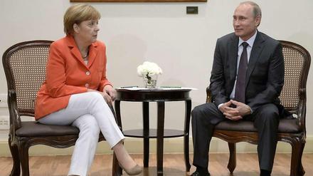 Angela Merkel und Wladimir Putin bei einem Treffen in Brasilien im Sommer 2014.