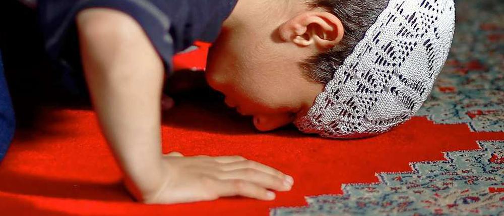 Ein Junge betet in einer Hamburger Moschee.