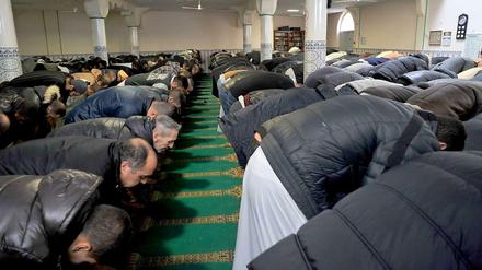 Gläubige Muslime in der Moschee