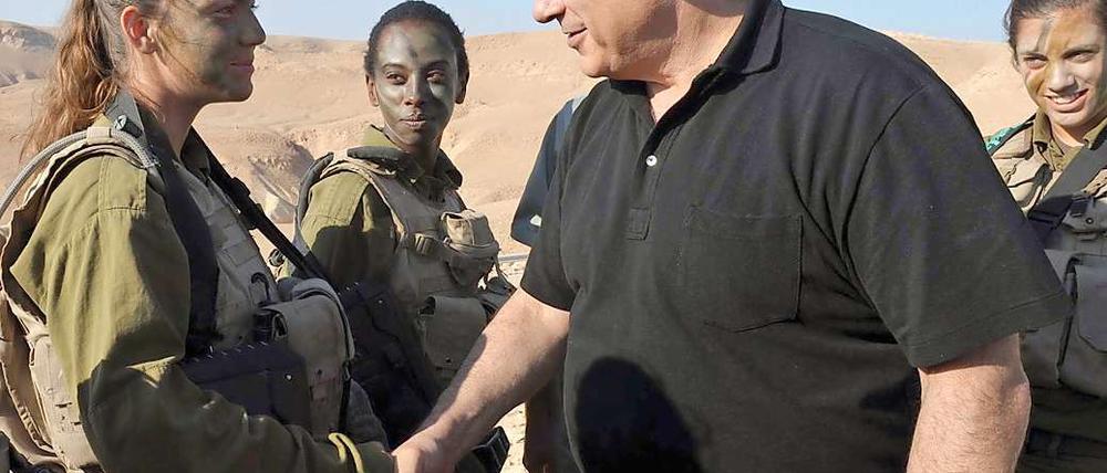 Auf der Suche nach Rückendeckung: Israels Ministerpräsident Benjamin Netanjahu beim Truppenbesuch.