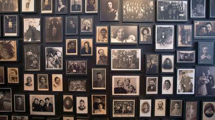 Manchmal bringt ein Foto die Erinnerung zurück: Bilder von Ermordeten in der Gedenkstätte Auschwitz-Birkenau.