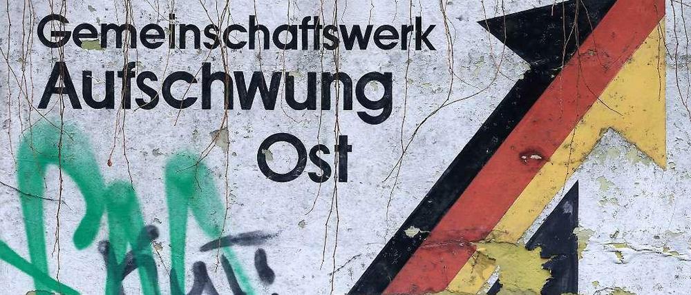 Verwitterter Schriftzug in Magdeburg: Gleichwertige Gemeinschaft erreichen