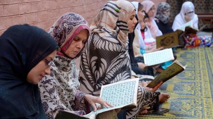 Pakistanische Frauen rezitieren den Koran für die Opfer eines Erdbebens im Oktober 2015. 