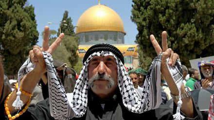 Ein Palästinenser vor dem Felsendom in Jerusalem. Auf dem Gelände befindet sich auch die Al-Aqsa-Moschee.