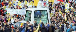 Mit dem Papamobil durch die Masse: Briten jubeln dem Papst zu.