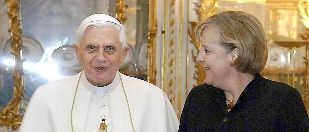 Papst Benedikt XVI., Kanzlerin Merkel und Silvio Berlusconi. Letzteren zeigen wir wegen seiner angeblichen und ungebührlichen Äußerungen über die deutsche Regierungschefin vorsichtshalber nicht.
