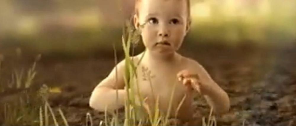 Szene aus BUND-Video: Babys mit Giftstoffen übersprüht