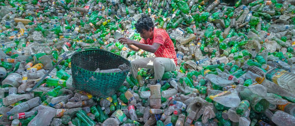 Am Ende der Wohlstandskette: Ein Jugendlicher sortiert Plastikflaschen in einer Recyclingfabrik in Bangladesh. Wiederverwertet wird aber nur ein Zehntel aller Plastikprodukte