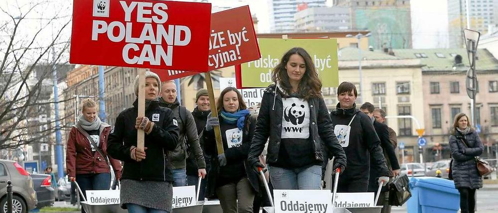 Weg mit der Kohle: Aktivisten des World Wildlife Fund (WWF) protestieren in Warschau für den Ausbau erneuerbarer Energien.