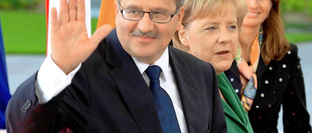 Der polnische Staatspräsident Bronislaw Komorowski wird von Bundeskanzlerin Angela Merkel im Bundeskanzleramt in Berlin empfangen. 
