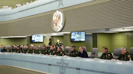 Russlands Präsident Wladimir Putin im militärischen Lagezentrum in Moskau.