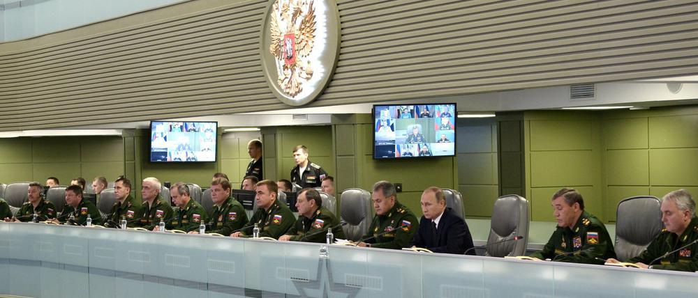 Russlands Präsident Wladimir Putin im militärischen Lagezentrum in Moskau.
