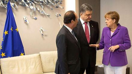 Mitten in Europa. Frankreichs Staatschef Hollande, der ukrainische Präsident Poroschenko und Kanzlerin Merkel (v.l.n.r.) beim EU-Gipfel in Brüssel.