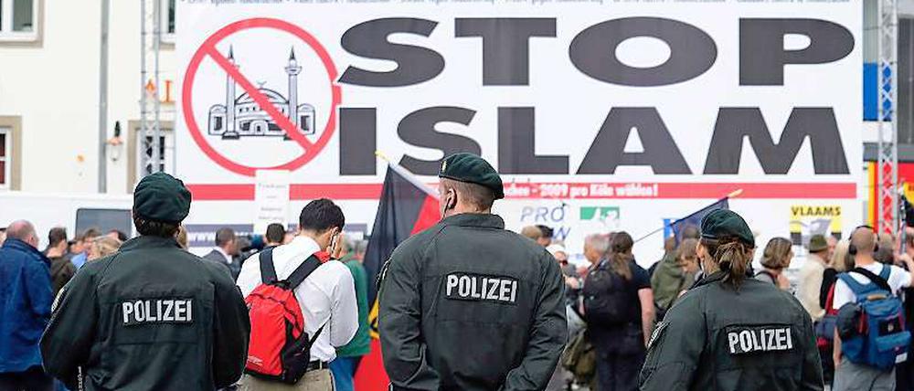 September 2008: Die rechtsgerichtete Bürgerbewegung "Pro Köln" plante auf dem Kölner Heumarkt eine Kundgebung, die jedoch aus Sicherheitsgründen von der Polizei untersagt wurde.