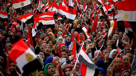 Immer mehr Menschen wenden sich gegen Mohammed Mursi und gehen auf die Straße - auch das Militär hat ihm jetzt ein Ultimatum gestellt.