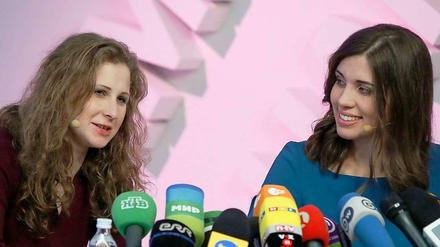 Die freigelassenen Pussy-Riot-Mitglieder Nadeschda Tolokonnikowa und Maria Alechina am Freitag bei einer Pressekonferenz in Moskau.