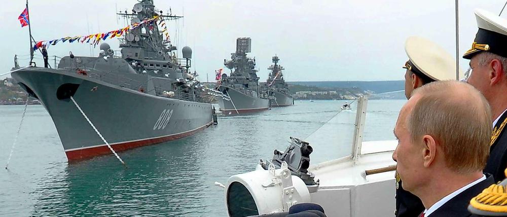 Russlands Präsident Wladimir Putin besuchte am Tag des Sieges über Nazi-Deutschland die Schwarzmeerflotte auf der Krim. 
