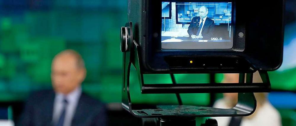 Russlands Präsident Wladimir Putin sitzt im Studio des Staatssenders Russia Today.