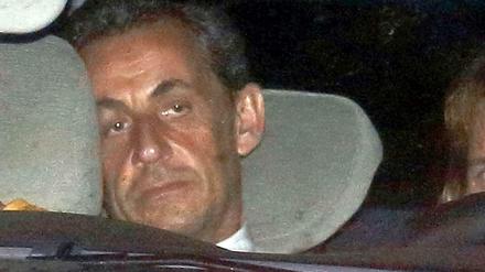 Frankreichs Ex-Präsident Sarkozy auf dem Weg zu einer Befragung wegen des Verdachts unerlaubter Einflussnahme bei Ermittlungen zur Wahlkampffinanzierung.