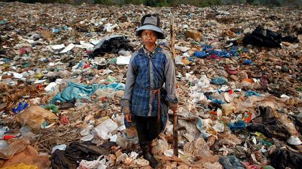 Die 14-jährige Saven lebt davor, auf einer Müllkippe in Kambodscha, noch Brauchbares zu finden und zu verkaufen. Die Jugendbotschafter der entwicklungspolitischen Kampagnenorganisation One stellen vor allem die Probleme von Mädchen und Frauen in den Mittelpunkt ihres Briefes. 