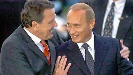 Gerhard Schröder und Wladimir Putin. Das Bild stammt aus dem Jahr 2004. Doch auch heute noch - mitten in der Ukraine-Krise - inszenieren sie öffentlich ihre Freundschaft.